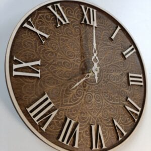 Puinen seinäkello roomalaisilla numeroilla
