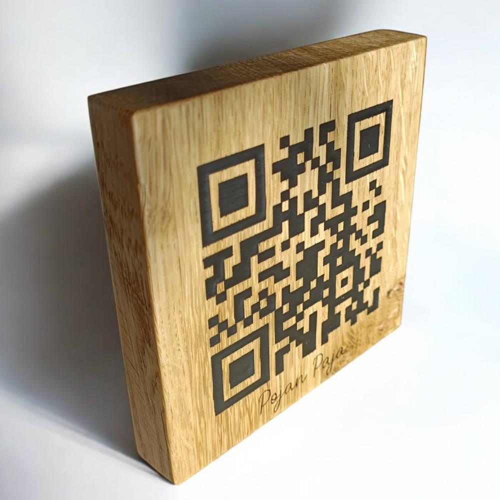 Puinen QR-koodi kyltti